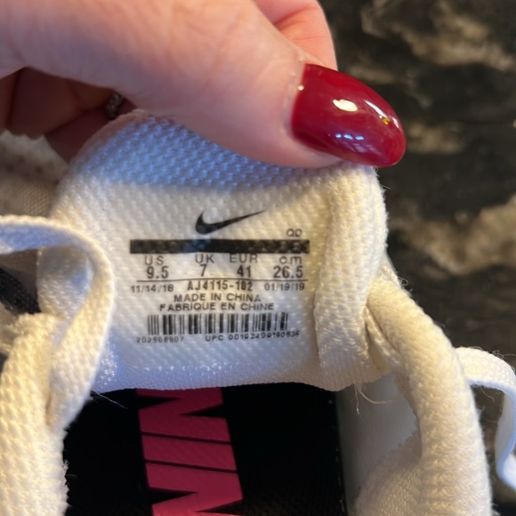 Women’s Nike Pegasus 35 Turbo sneakers in white. - Picture 3 of 4